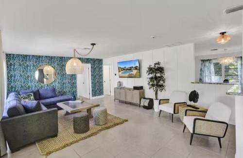 Tropic Palms House | Welcome to the Leaf House