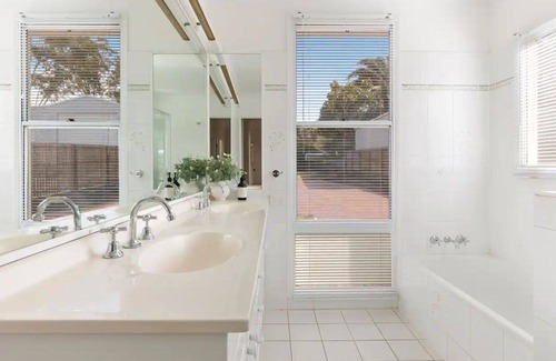 Point Vernon House | Welcome to the upmarket, glamorous, Esplanade Ease.