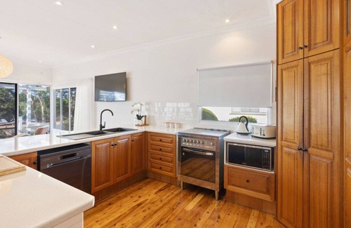 Point Vernon House | Welcome to the upmarket, glamorous, Esplanade Ease.
