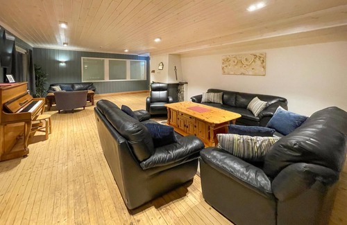 Mesnali Apartment | Welcome to this large house with private rooms and inviting common areas.