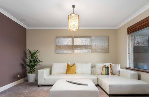 Connolly House | Welcome to Tranquil Family Oasis: Spa Garden & BBQ