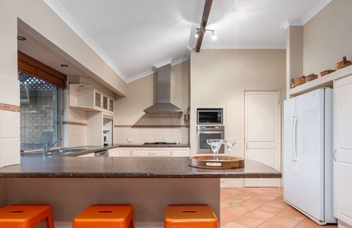Connolly House | Welcome to Tranquil Family Oasis: Spa Garden & BBQ