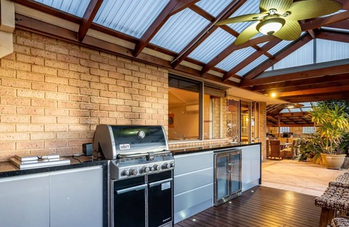 Connolly House | Welcome to Tranquil Family Oasis: Spa Garden & BBQ