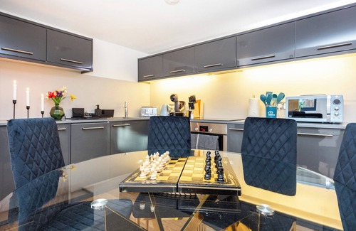 West Kensington Apartment | Welcome to your comfortable and convenient London retreat at Plotseeker’s 2 Bed 2 Bath Deluxe Flat in Kensington!