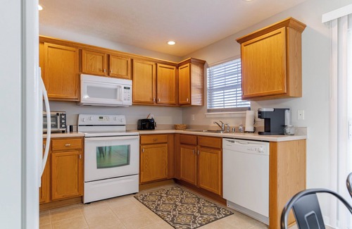 Elizabethtown House | Welcome to your home away from home! This centrally located 3-bedroom, 2-bath