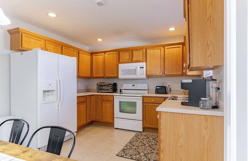 Elizabethtown House | Welcome to your home away from home! This centrally located 3-bedroom, 2-bath