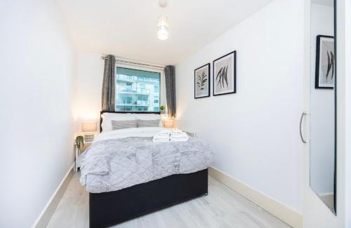 Vauxhall Apartment | WelcomeStay St Georges Wharf