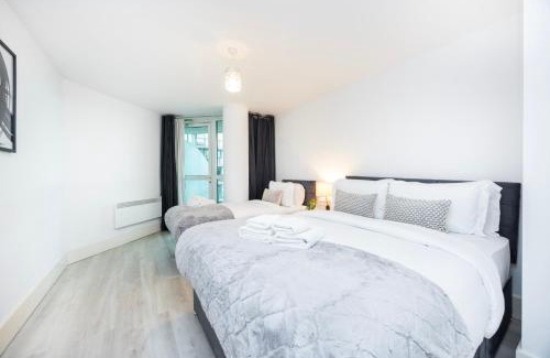 Vauxhall Apartment | WelcomeStay St Georges Wharf