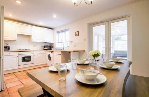Milton Malsor House | Welcoming House Sleeps 6 Free Parking Sky TV Fast Wifi
