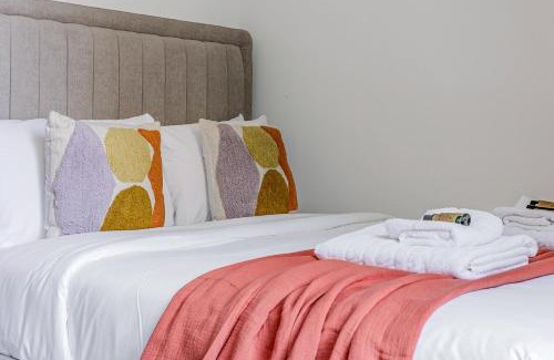 Elephant and Castle Apartment | Welcoming 2BR near London Bridge, Shard, Borough