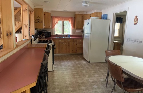 Roxbury Cottage | Welcoming 4-bedroom waterfront cottage with WiFi in charming Byron private beach