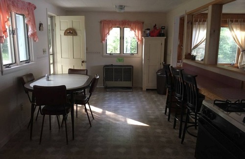 Roxbury Cottage | Welcoming 4-bedroom waterfront cottage with WiFi in charming Byron private beach