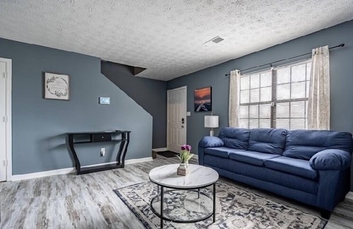 Jefferson Park Apartment | Welcoming Abode: Deity Villas’ Atlanta Home Near Airport