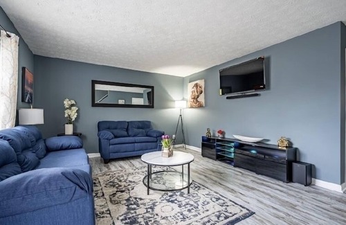 Jefferson Park Apartment | Welcoming Abode: Deity Villas’ Atlanta Home Near Airport