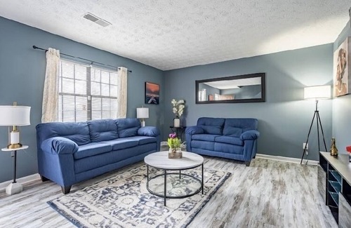 Jefferson Park Apartment | Welcoming Abode: Deity Villas’ Atlanta Home Near Airport