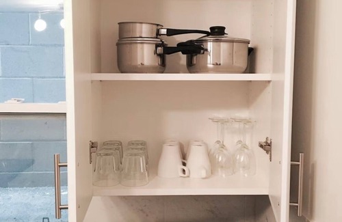 Playter Estates Apartment | Welcoming apartment in the heart of Greek town