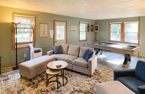 Mauston Cabin | Welcoming dog-friendly cabin with firepit, screened-in porch, game room, & yard