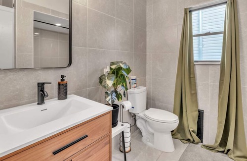 Hackensack River Waterfront House | Welcoming Dreamy Room W/Balcony -LightRail-NYC