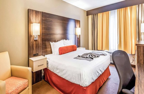 Orlando Hotel | Welcoming Hotel Room w/Outdoor Pool - Near Universal Studios Fun