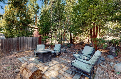 Kings Beach Ski Chalet | Welcoming hotel with lakeview, golf, skiing, WiFi, & Netflix