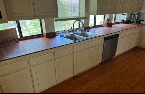 Burnet House | Welcoming Lake-Front Family and Pet-Friendly 3-bed House With AC and Huge Yard