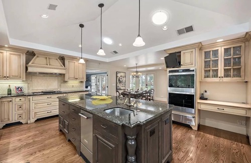 Fair Oaks House | Welcoming Mansion Estate with AC, Pool and Backyard in Menlo Park