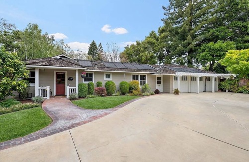 Fair Oaks House | Welcoming Mansion Estate with AC, Pool and Backyard in Menlo Park