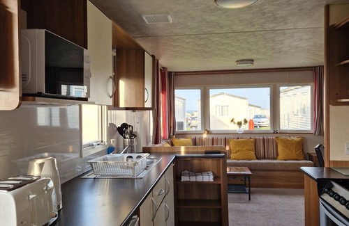 Whitley Bay House | Welcoming mobile home with WiFi in Whitley Bay 450m to beach, swimming pool, bar