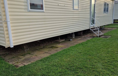 Whitley Bay House | Welcoming mobile home with WiFi in Whitley Bay 450m to beach, swimming pool, bar