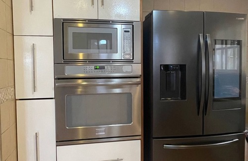 Ciudad Colon House | Well-appointed private 3 bedroom house - fast wifi, attached garage, laundry & +