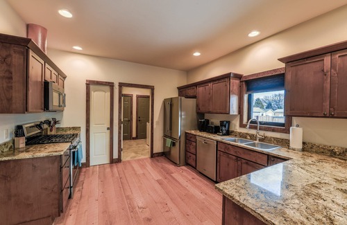 Ennis House | Well Appointed Vacation House in Ennis only 3 blocks from Main St.
