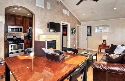 Laguna Beach Villa | Well appointed villa right in the heart of downtown Laguna Beach! 1 BR 1.5BA