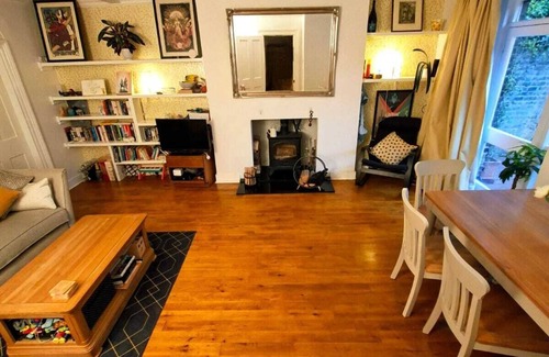 Hillrise Apartment | Well connected 2 bed flat with spacious living area,Highgate/Crouch End - Zone 2