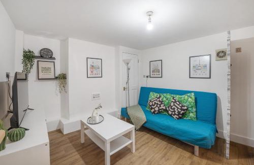 Camberwell Apartment | Well Connected 2 Bedroom Flat with Ensuite Bathrooms in London SE5