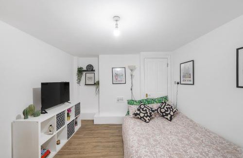 Camberwell Apartment | Well Connected 2 Bedroom Flat with Ensuite Bathrooms in London SE5