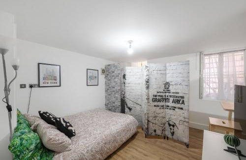 Camberwell Apartment | Well Connected 2 Bedroom Flat with Ensuite Bathrooms in London SE5