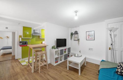 Camberwell Apartment | Well Connected 2 Bedroom Flat with Ensuite Bathrooms in London SE5