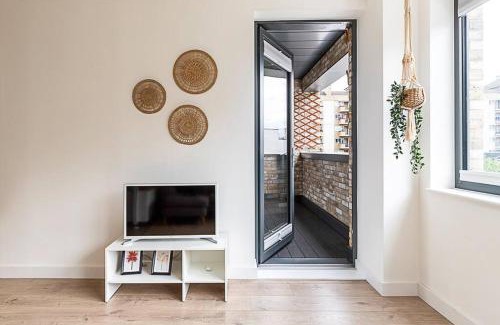 Tower Hamlets Apartment | Well-Connected Cosy and Bright Modern Flat