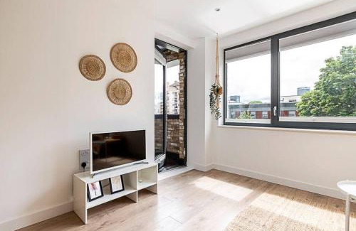 Tower Hamlets Apartment | Well-Connected Cosy and Bright Modern Flat