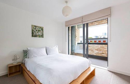 Tower Hamlets Apartment | Well-Connected Cosy and Bright Modern Flat