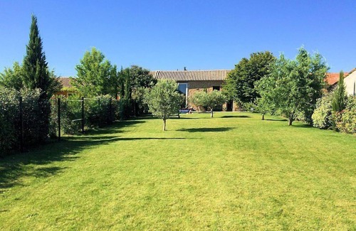 Sainte-Cecile-les-Vignes House | Well-decorated vacation farmhouse in Ste-Cécile-les-Vignes, heated pool.