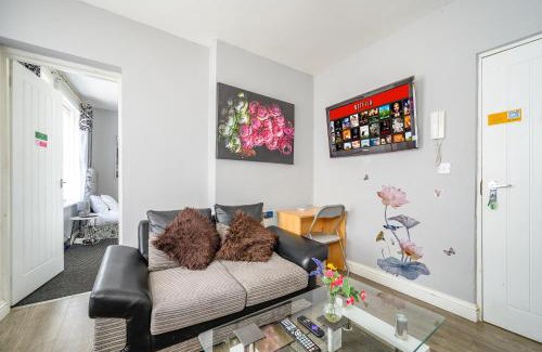 Holbeck Apartment | * Well equipped apartment for a relaxing cosy and luxurious fun stay + Free Parking + Free Fast WiFi *