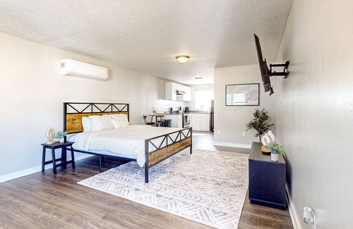 La Follette Apartment | Well-equipped downtown studio with firepit, fast WiFi, streaming, BBQ, kitchen