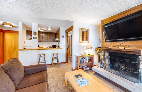 Tahoe Woods Apartment | Well-Equipped Second-Level Studio w/Free WiFi, Balcony, & Shared Outdoor Pool