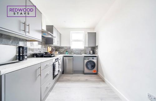 Rushmoor District Apartment | WELL EQUIPPED SERVICED APARTMENTS IN ALDERSHOT TOWN CENTRE, FREE WiFi, ITS PERFECT FOR BUSINESS STAYS, FAMILIES, RELOCATIONS, EXTENDED STAYS, AND EMERGENCY ACCOMMODATION by REDWOOD STAYS