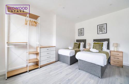 Rushmoor District Apartment | WELL EQUIPPED SERVICED APARTMENTS IN ALDERSHOT TOWN CENTRE, FREE WiFi, ITS PERFECT FOR BUSINESS STAYS, FAMILIES, RELOCATIONS, EXTENDED STAYS, AND EMERGENCY ACCOMMODATION by REDWOOD STAYS