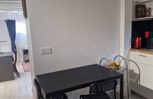 La Courneuve Apartment | Well-equipped studio, WC, key, kitchen with hob, oven, microwave,