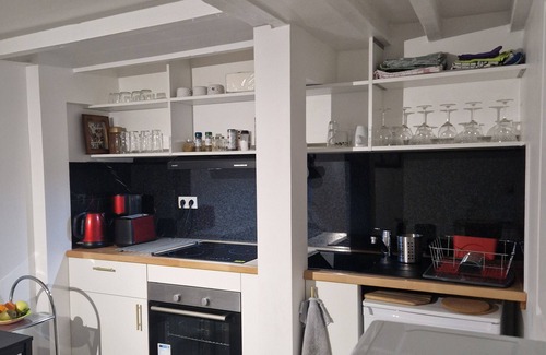 La Courneuve Apartment | Well-equipped studio, WC, key, kitchen with hob, oven, microwave,