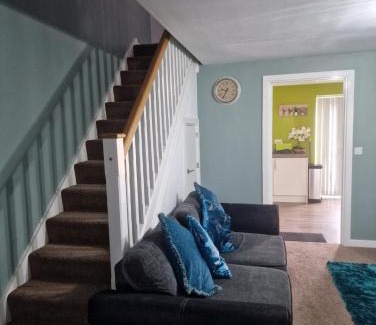 Bolton Apartment | Well Furnished 3 Bedroom House in a cosy estate in Bolton