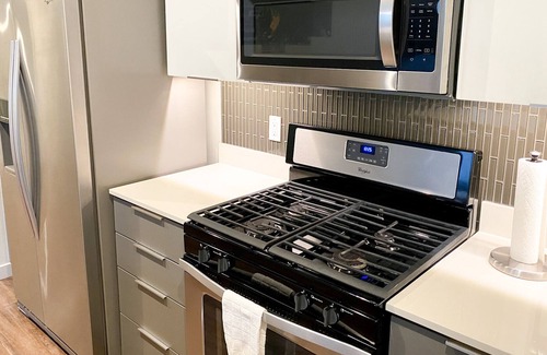 Platinum Triangle Apartment | Well Kept + Comfortable Apt Minutes Away From Disneyland, Convention Center